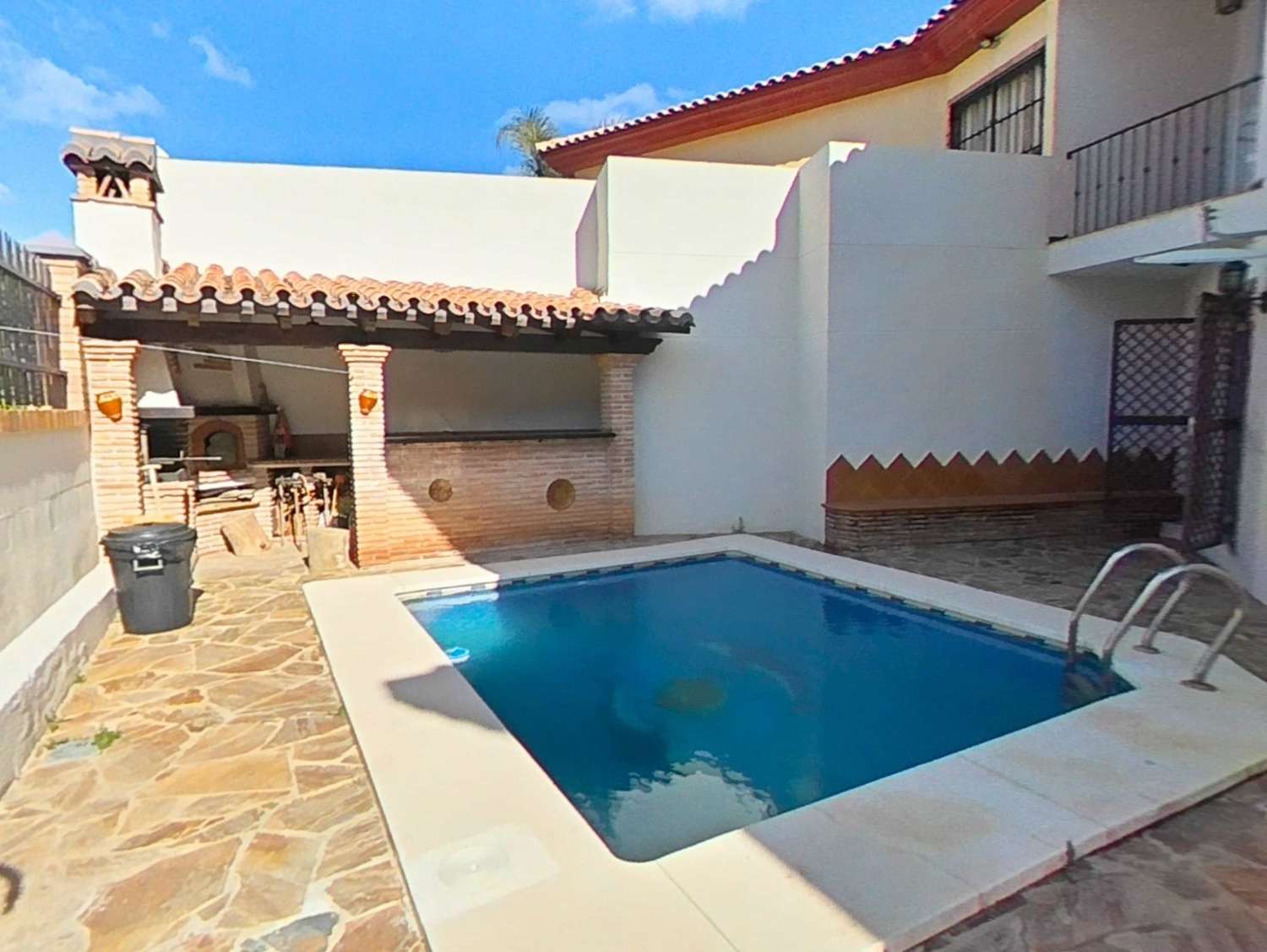 Chalet pareado con 5 dormitorios y piscina privada en Urbanización Cortijos del Sol