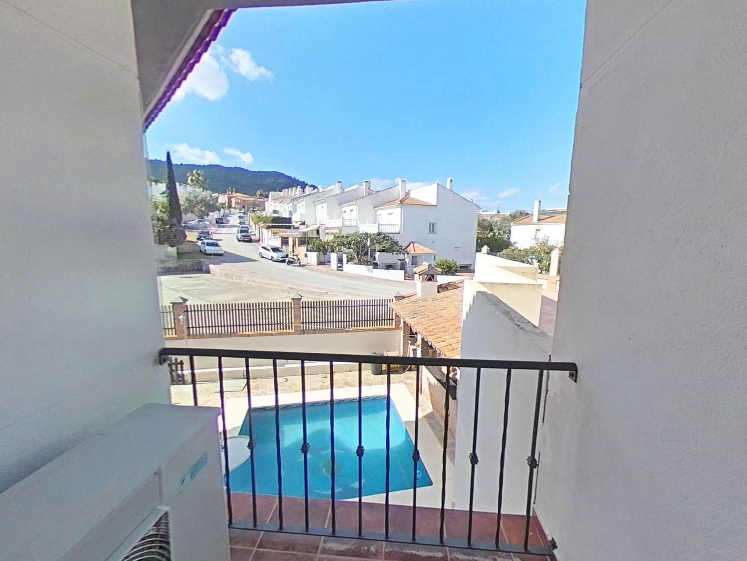Semi-detached house with 5 bedrooms and private pool in Cortijos del Sol area