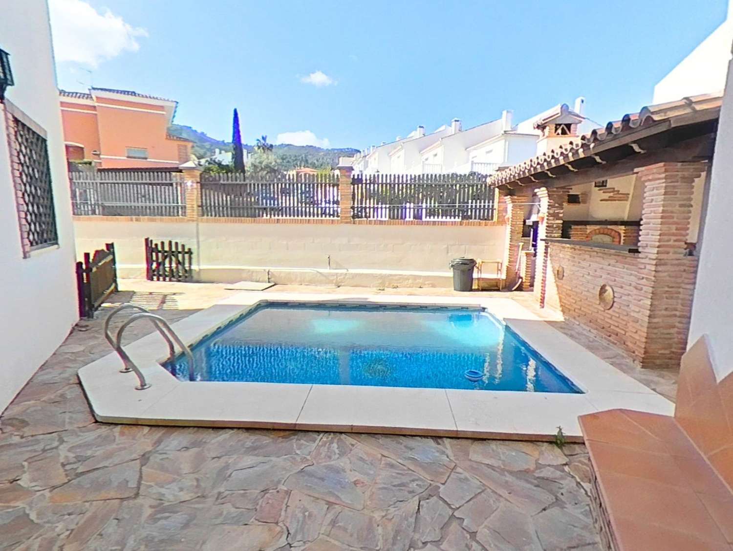 Semi-detached house with 5 bedrooms and private pool in Cortijos del Sol area