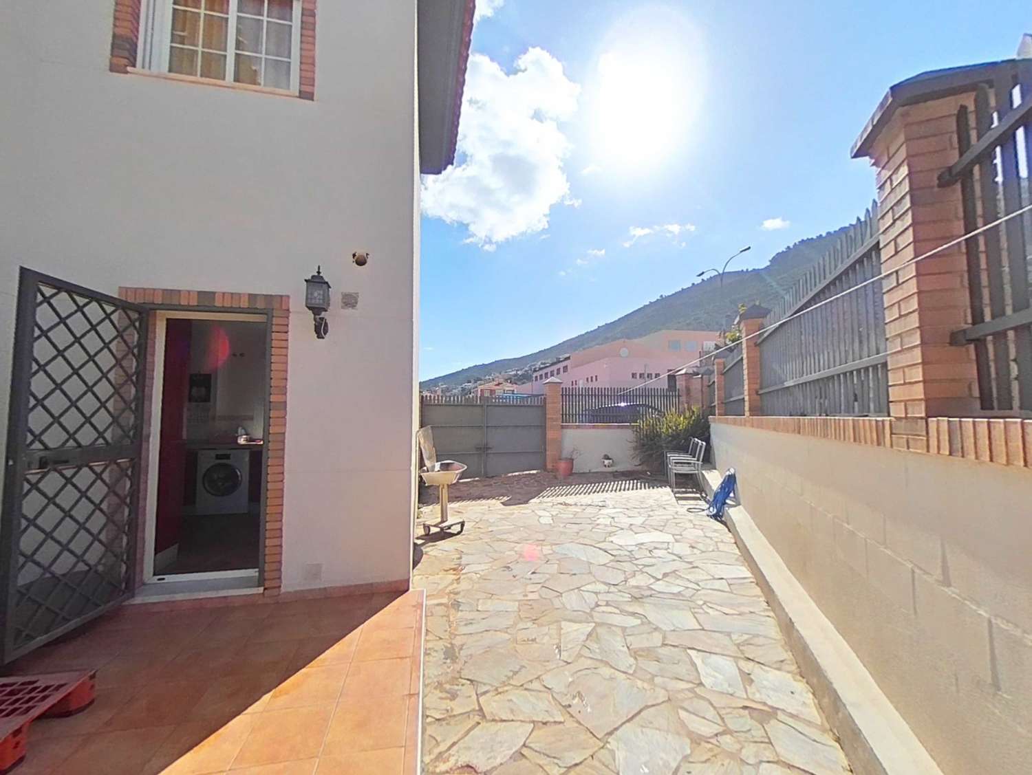 Chalet pareado con 5 dormitorios y piscina privada en Urbanización Cortijos del Sol