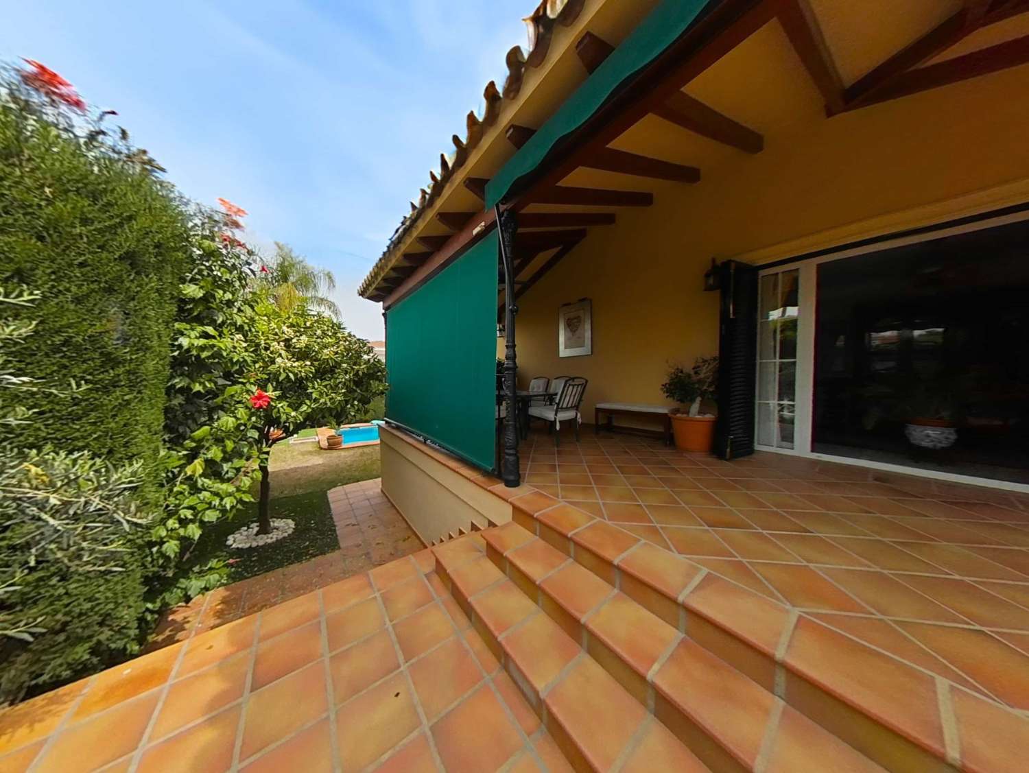 Detached 5-bedroom villa with garden and pool in Capellanía urbanization