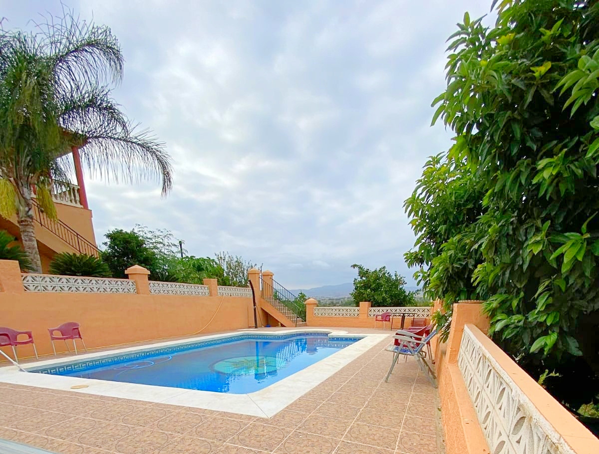 Chalet independiente con gran piscina y vistas panorámicas en El Romeral