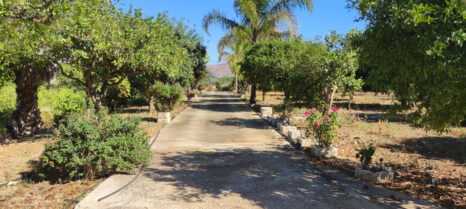 Preciosa casa de campo en parcela de 3.300m2 en Cártama