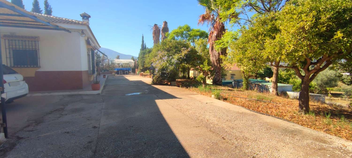 Preciosa casa de campo en parcela de 3.300m2 en Cártama