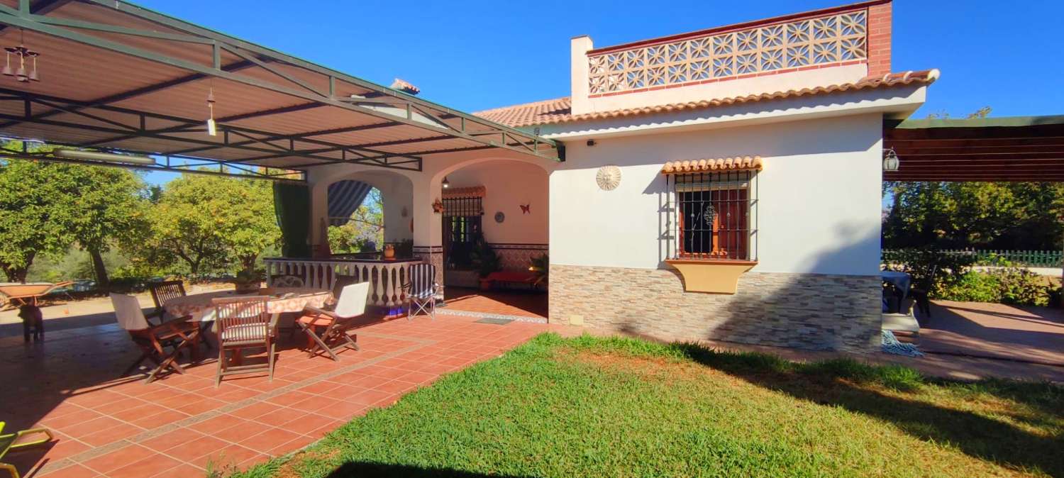 Preciosa casa de campo en parcela de 3.300m2 en Cártama