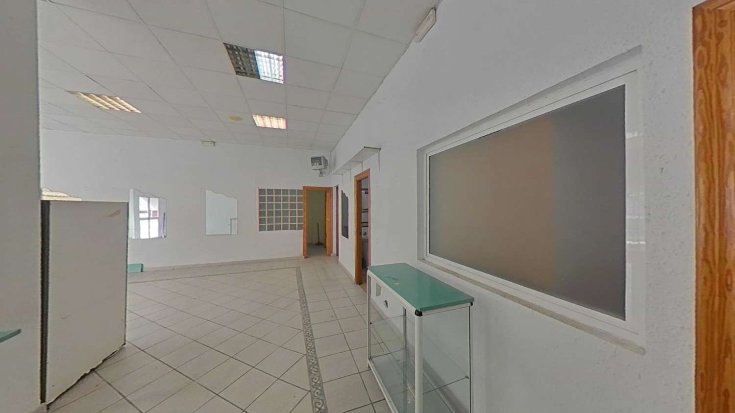 Local comercial de 113m2 con amplios escaparates en zona centro