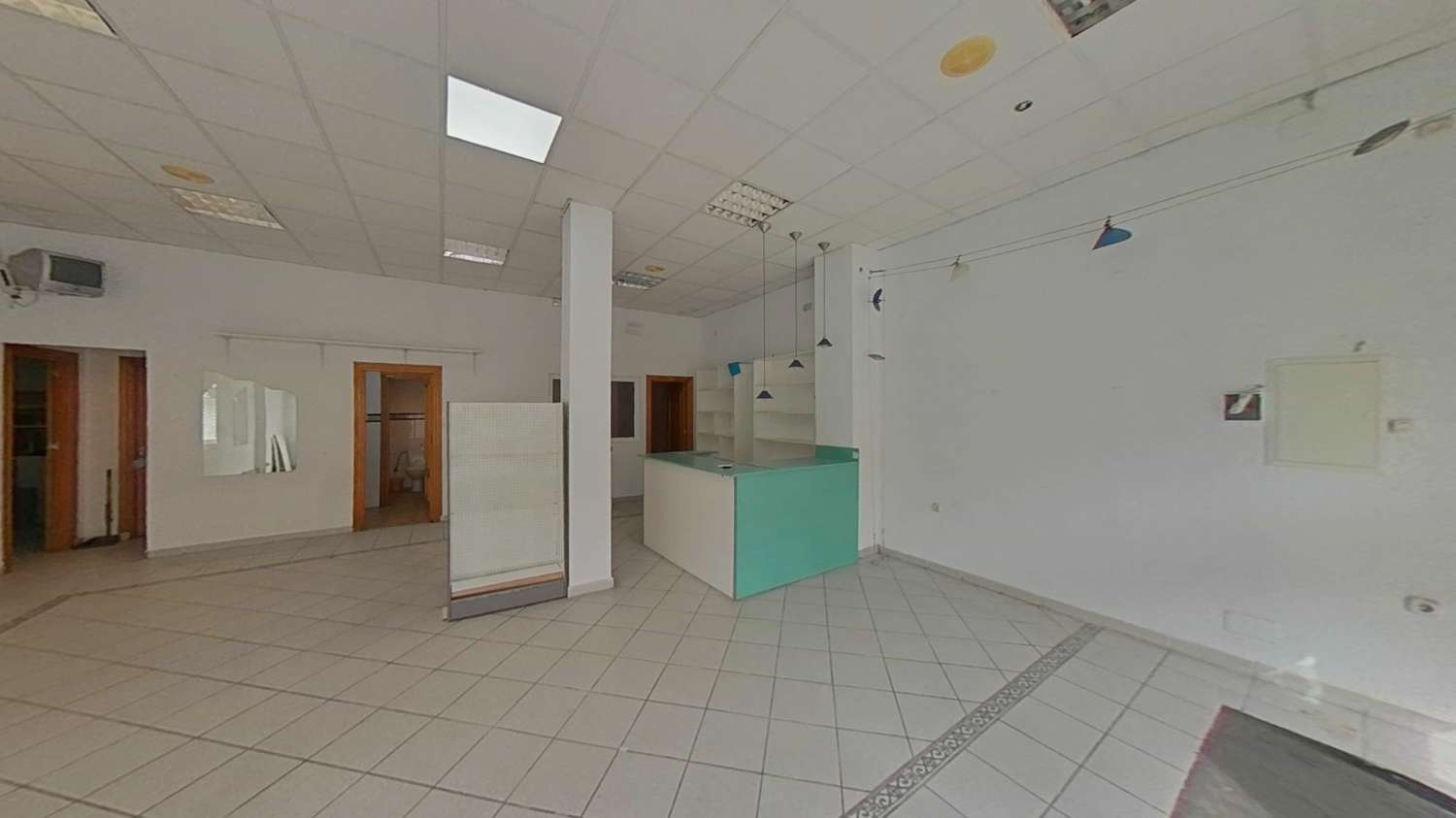 Local comercial de 113m2 con amplios escaparates en zona centro