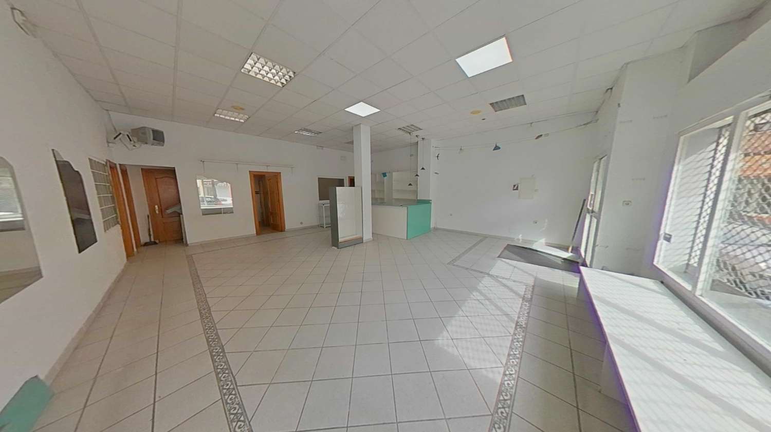 Local comercial de 113m2 con amplios escaparates en zona centro