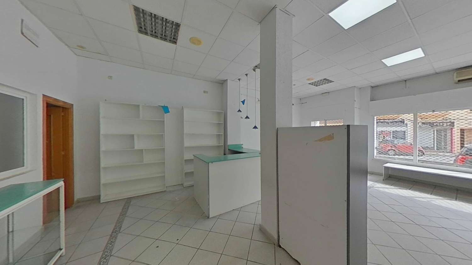 Local comercial de 113m2 con amplios escaparates en zona centro