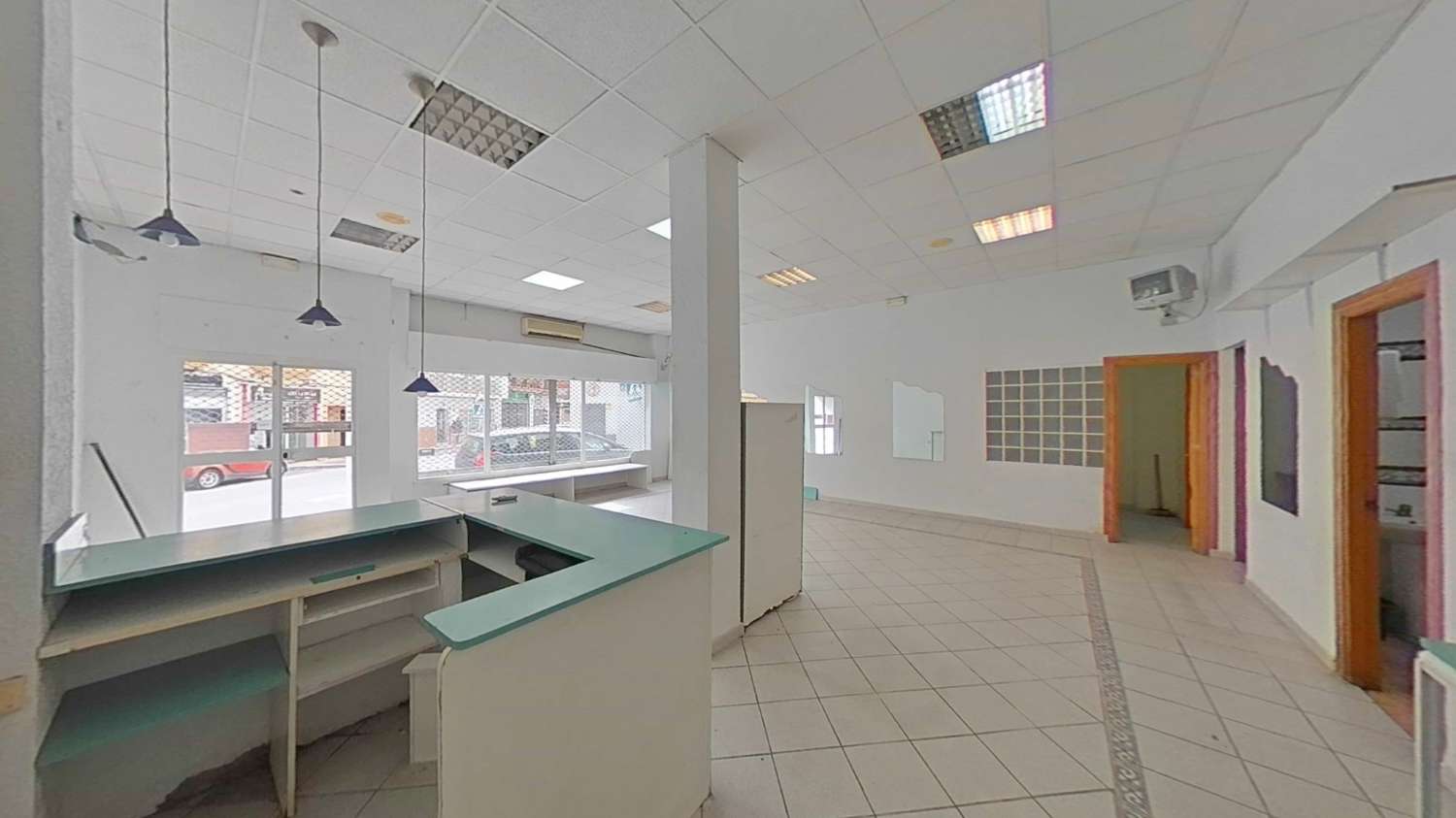 Local comercial de 113m2 con amplios escaparates en zona centro