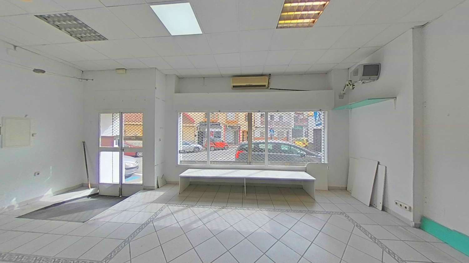 Local comercial de 113m2 con amplios escaparates en zona centro