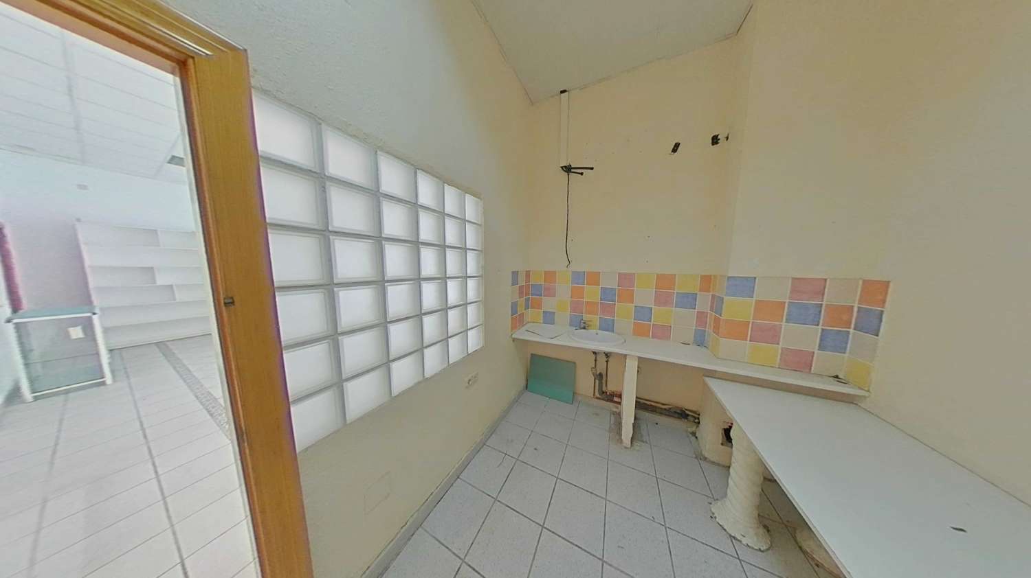 Local comercial de 113m2 con amplios escaparates en zona centro