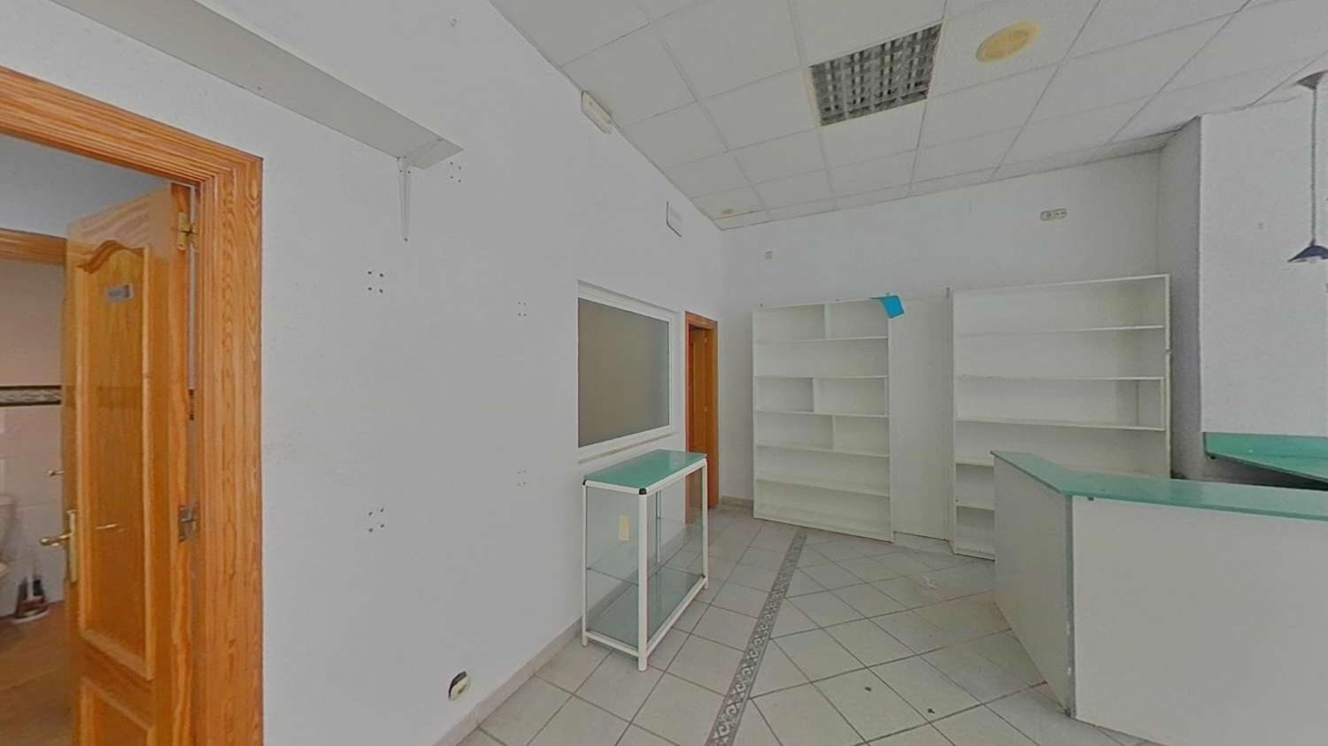 Local comercial de 113m2 con amplios escaparates en zona centro