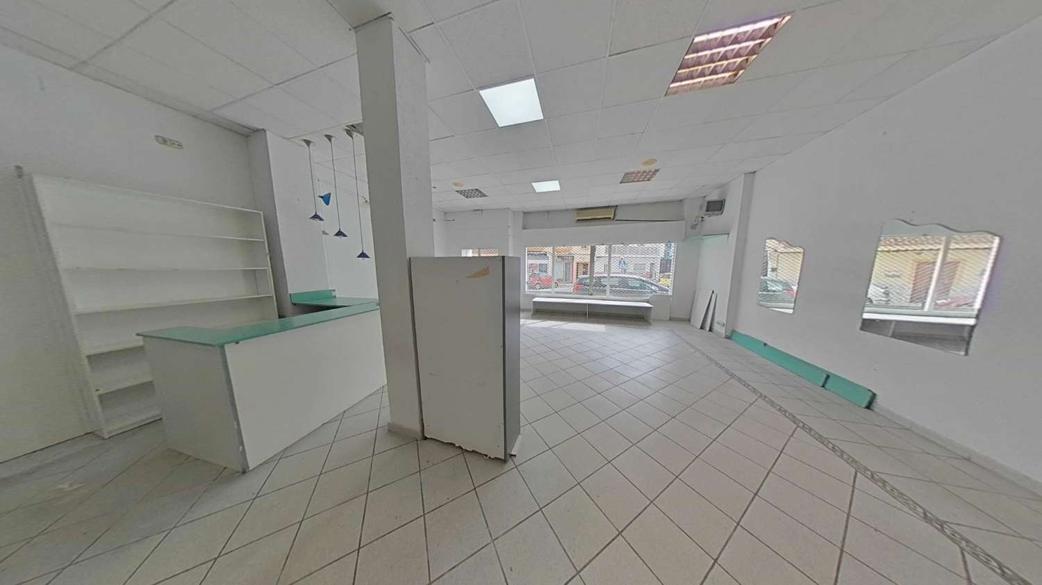 Local comercial de 113m2 con amplios escaparates en zona centro