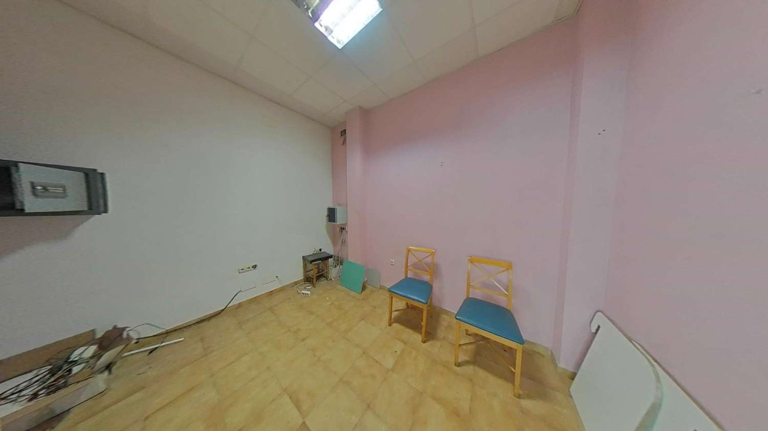 Local comercial de 113m2 con amplios escaparates en zona centro