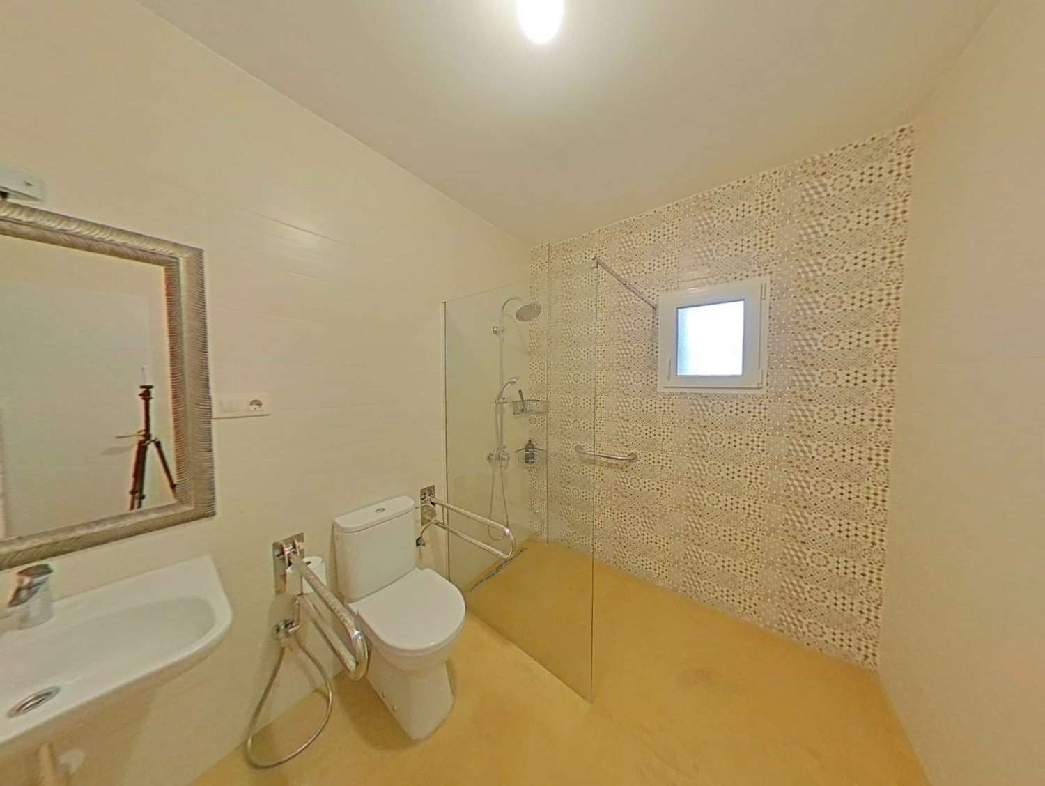 Casa mata céntrica en una planta con patio y terraza céntrica