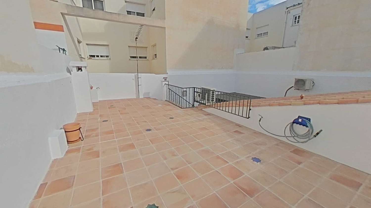 Casa mata céntrica en una planta con patio y terraza céntrica