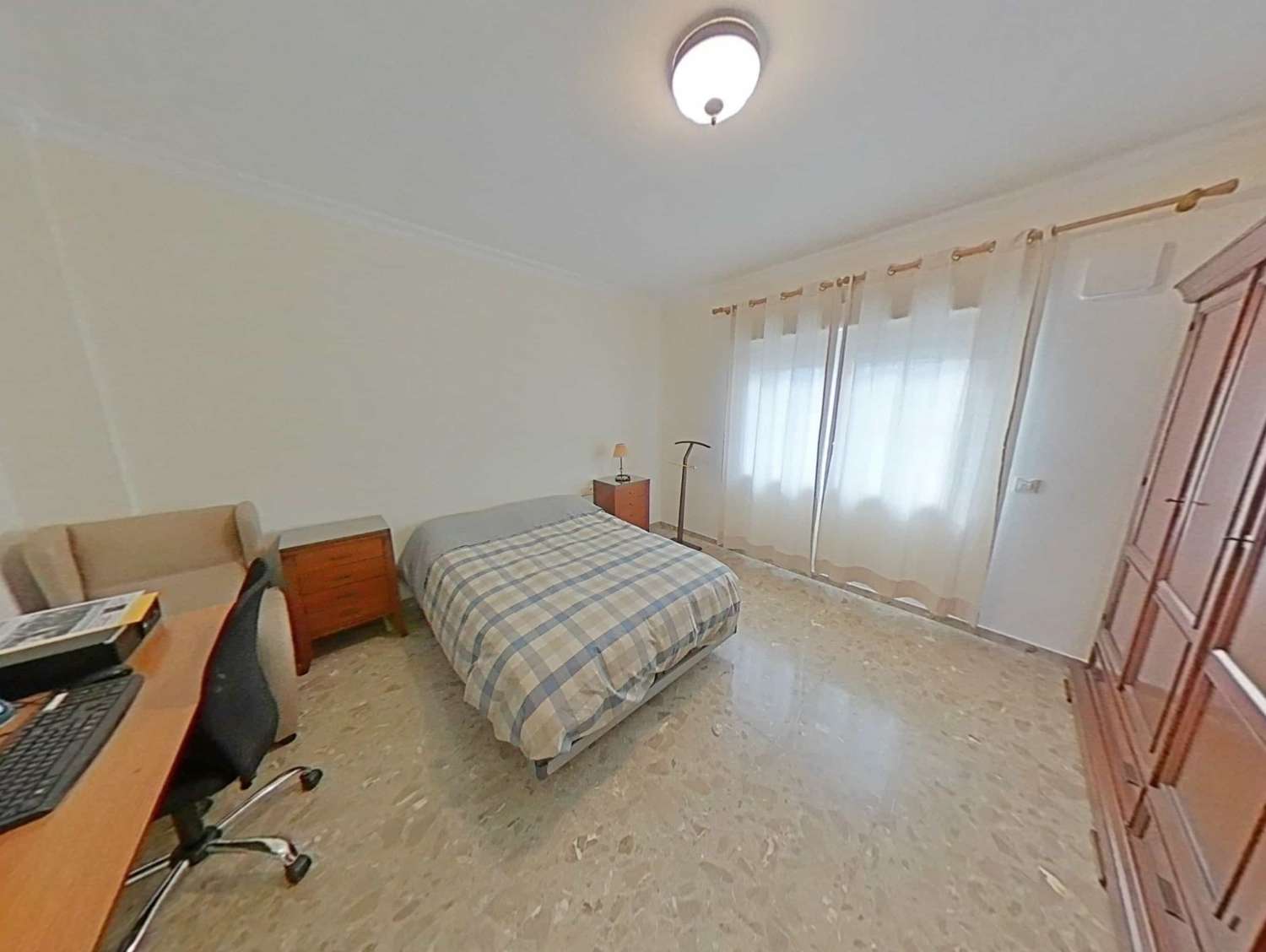 Casa mata céntrica en una planta con patio y terraza céntrica