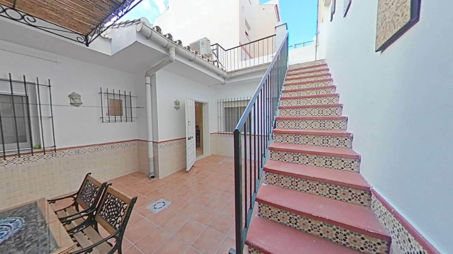 Casa mata céntrica en una planta con patio y terraza céntrica