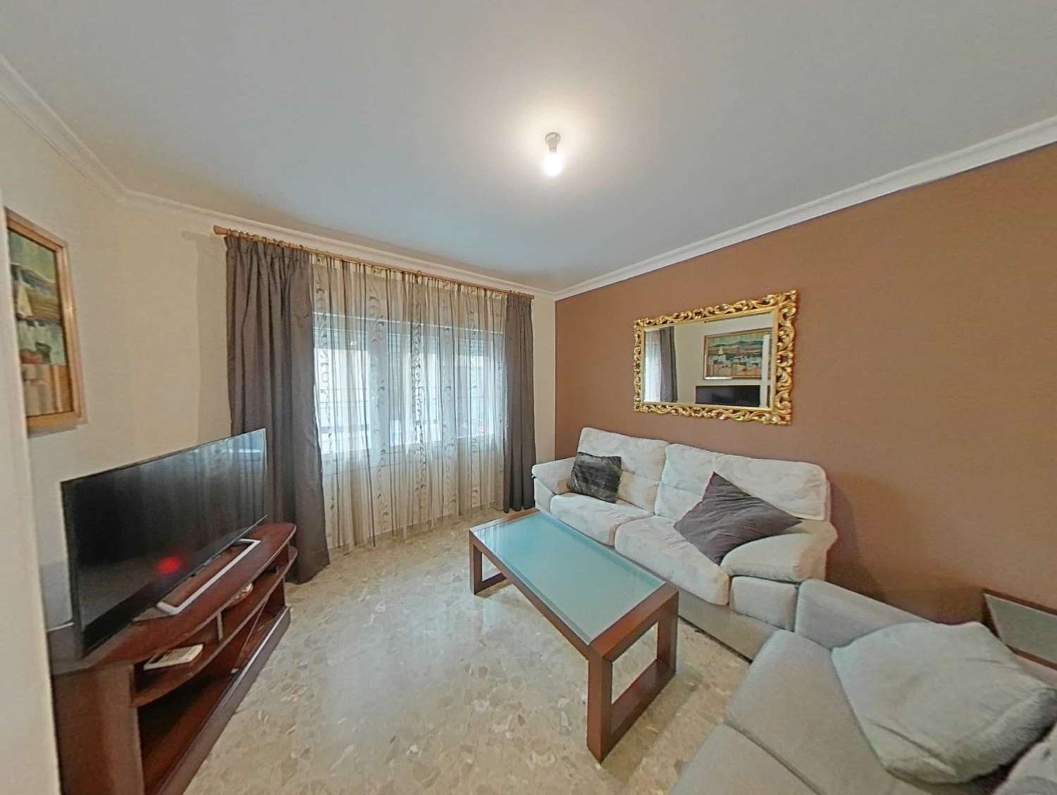 Casa mata céntrica en una planta con patio y terraza céntrica