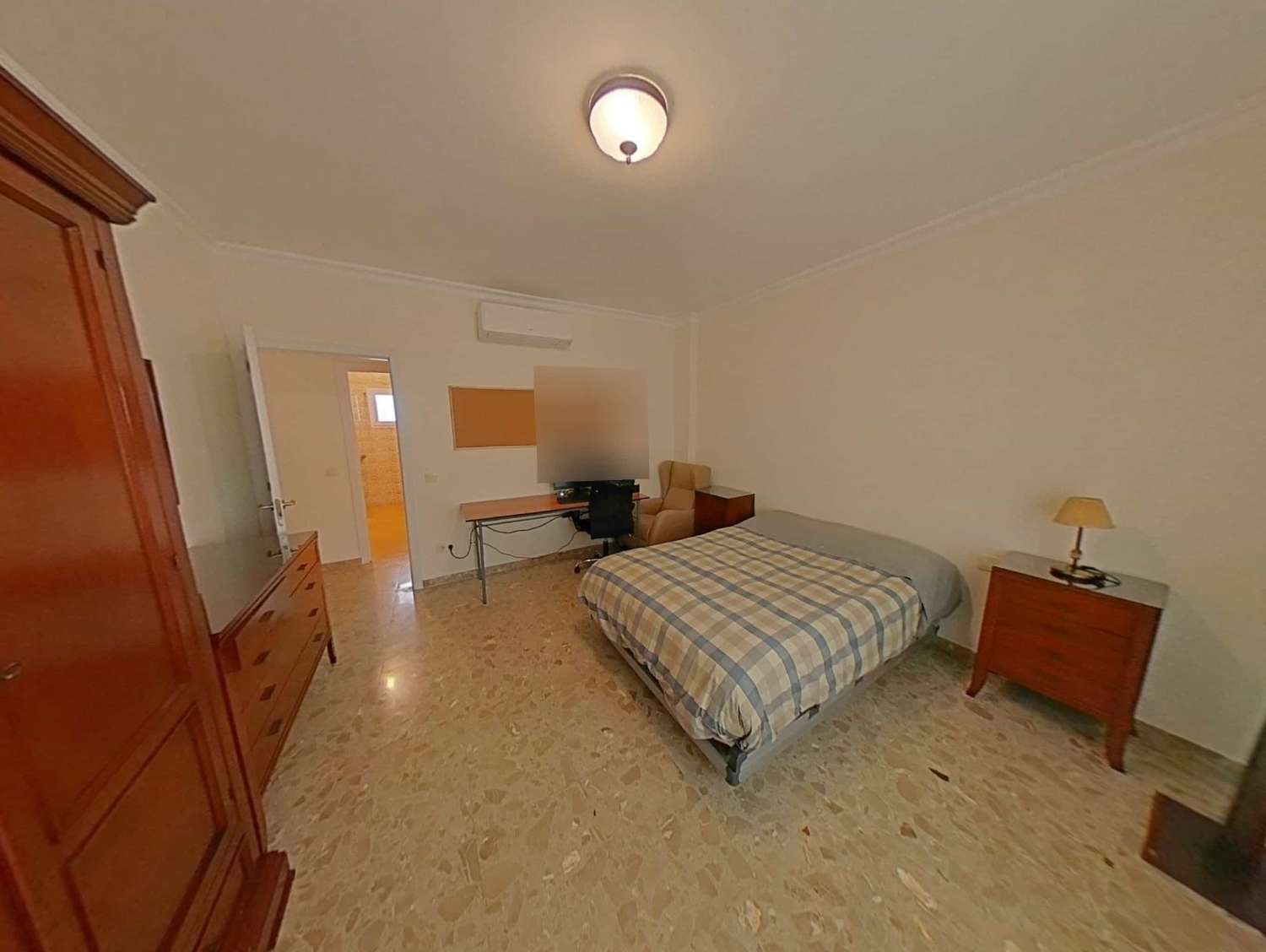 Casa mata céntrica en una planta con patio y terraza céntrica