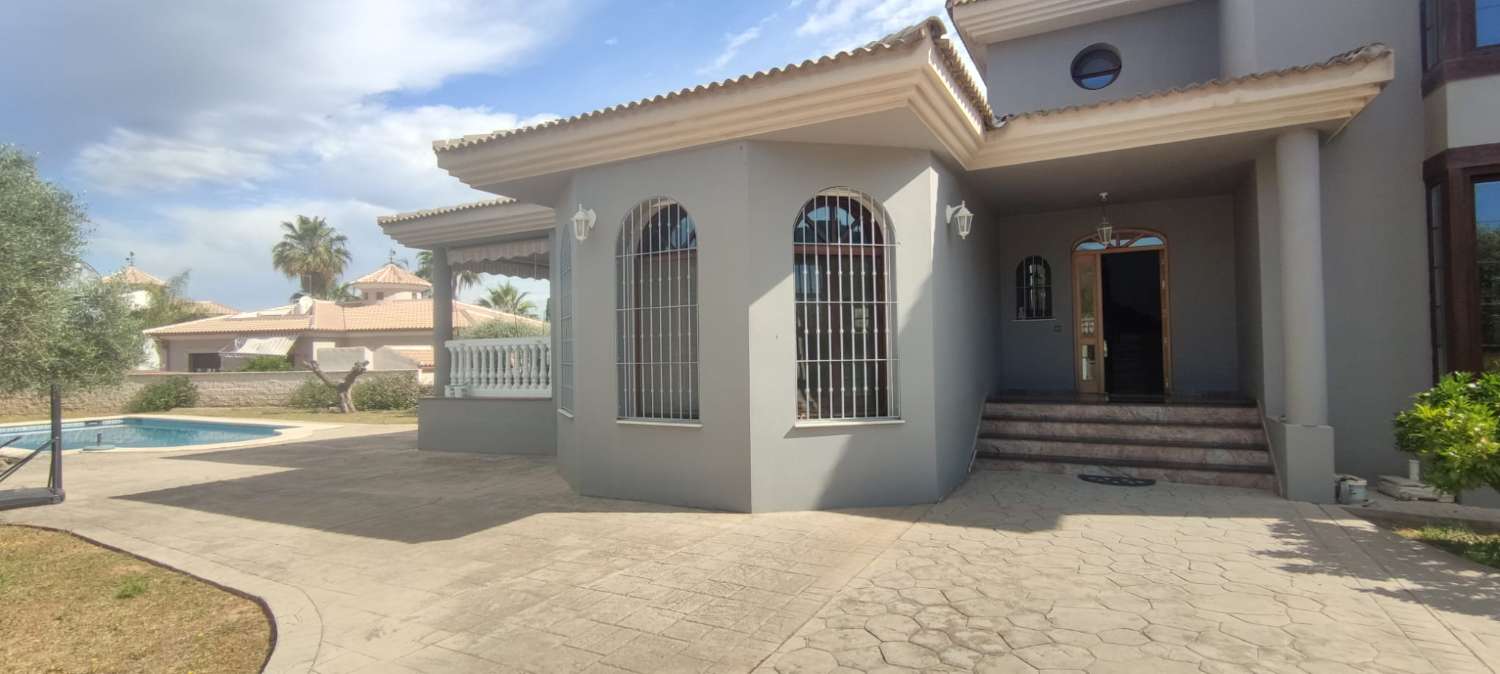 Chalet independiente en Urbanización Manantiales