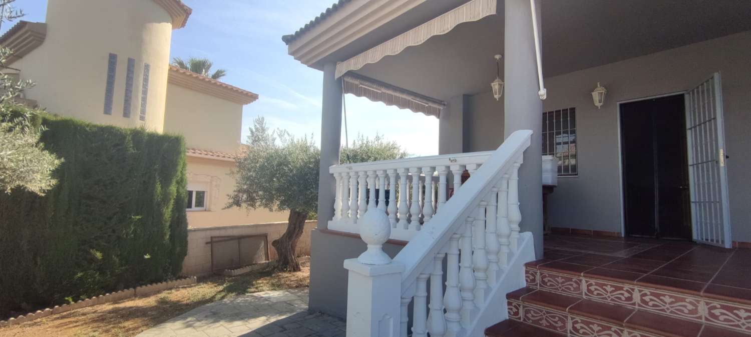 Chalet independiente en Urbanización Manantiales
