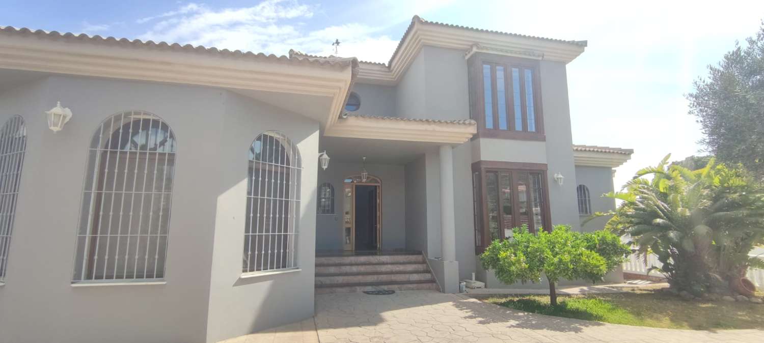 Chalet independiente en Urbanización Manantiales