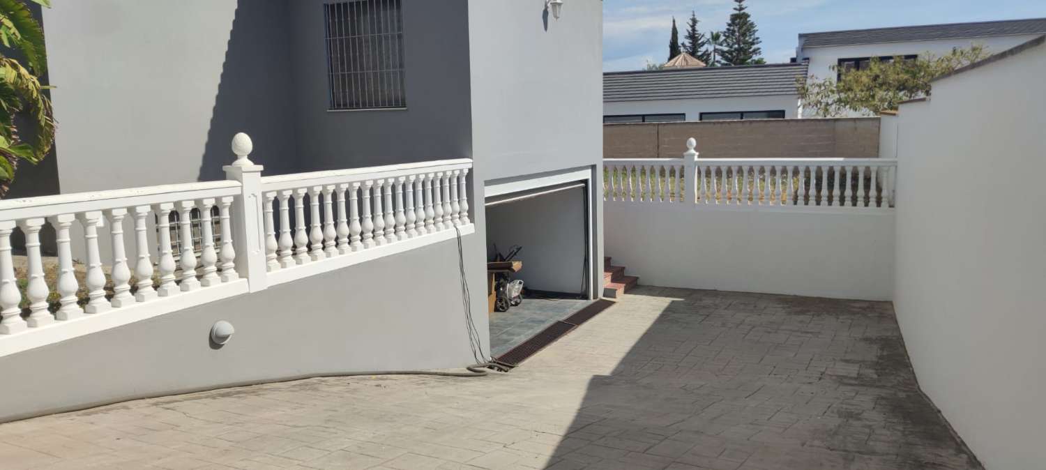 Chalet independiente en Urbanización Manantiales