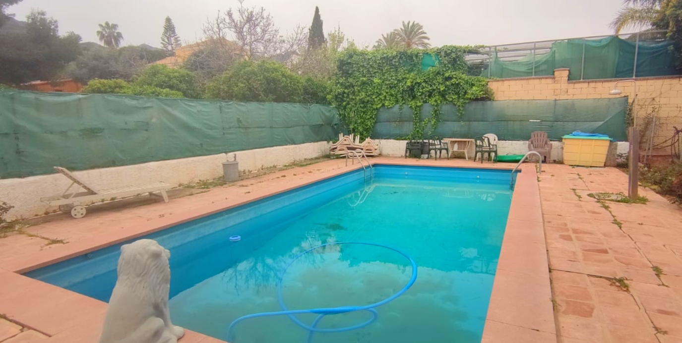 Gran chalet independiente en Pinos de Alhaurín con dos viviendas y piscina en parcela de 2.500m2