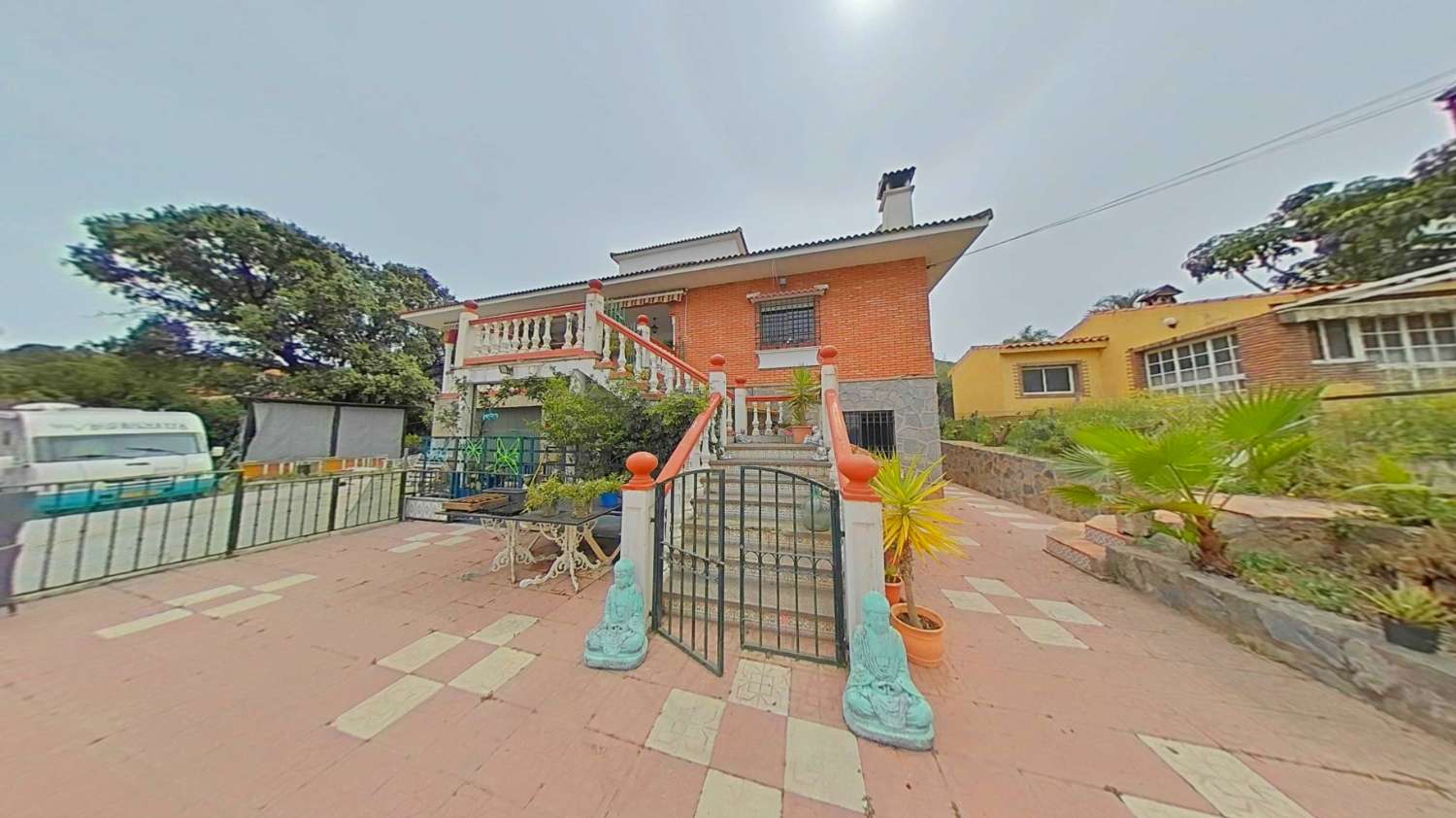 Gran chalet independiente en Pinos de Alhaurín con dos viviendas y piscina en parcela de 2.500m2