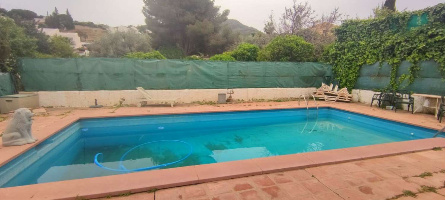 Gran chalet independiente en Pinos de Alhaurín con dos viviendas y piscina en parcela de 2.500m2