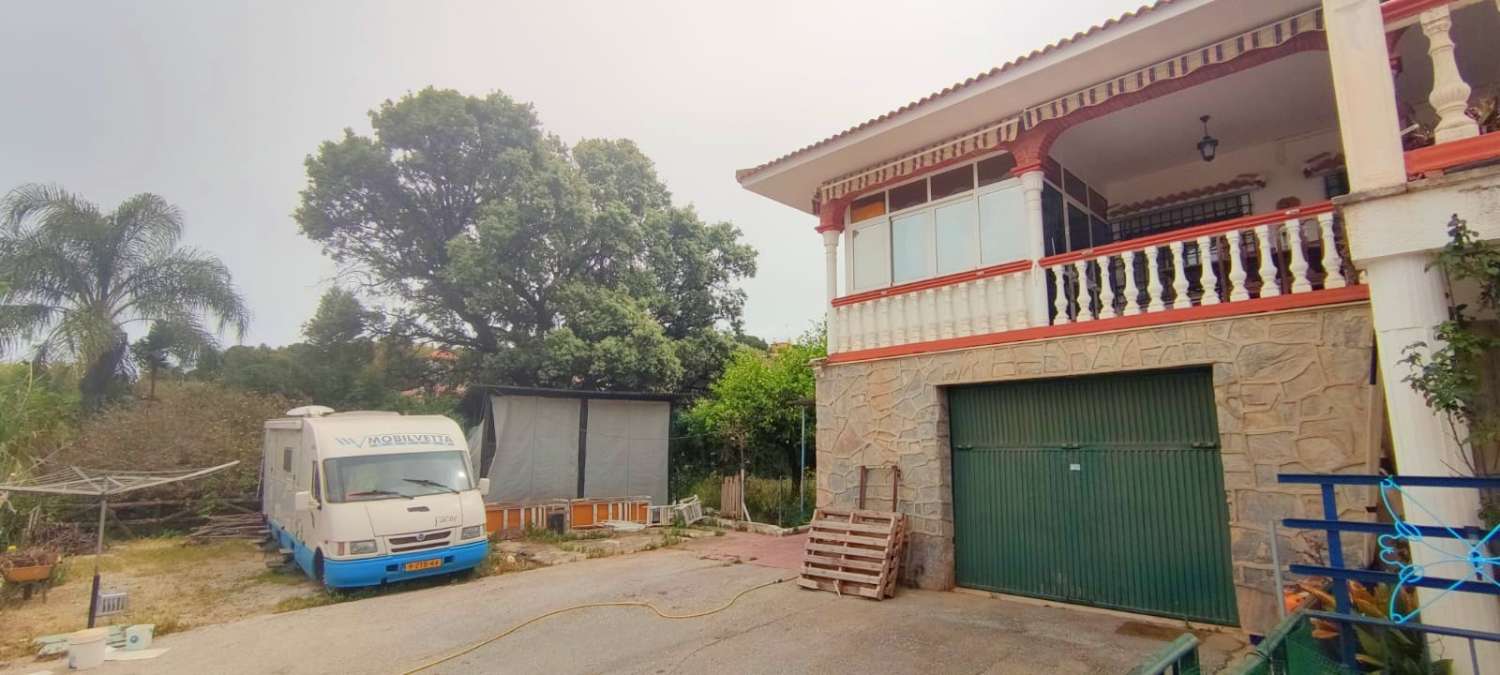 Gran chalet independiente en Pinos de Alhaurín con dos viviendas y piscina en parcela de 2.500m2