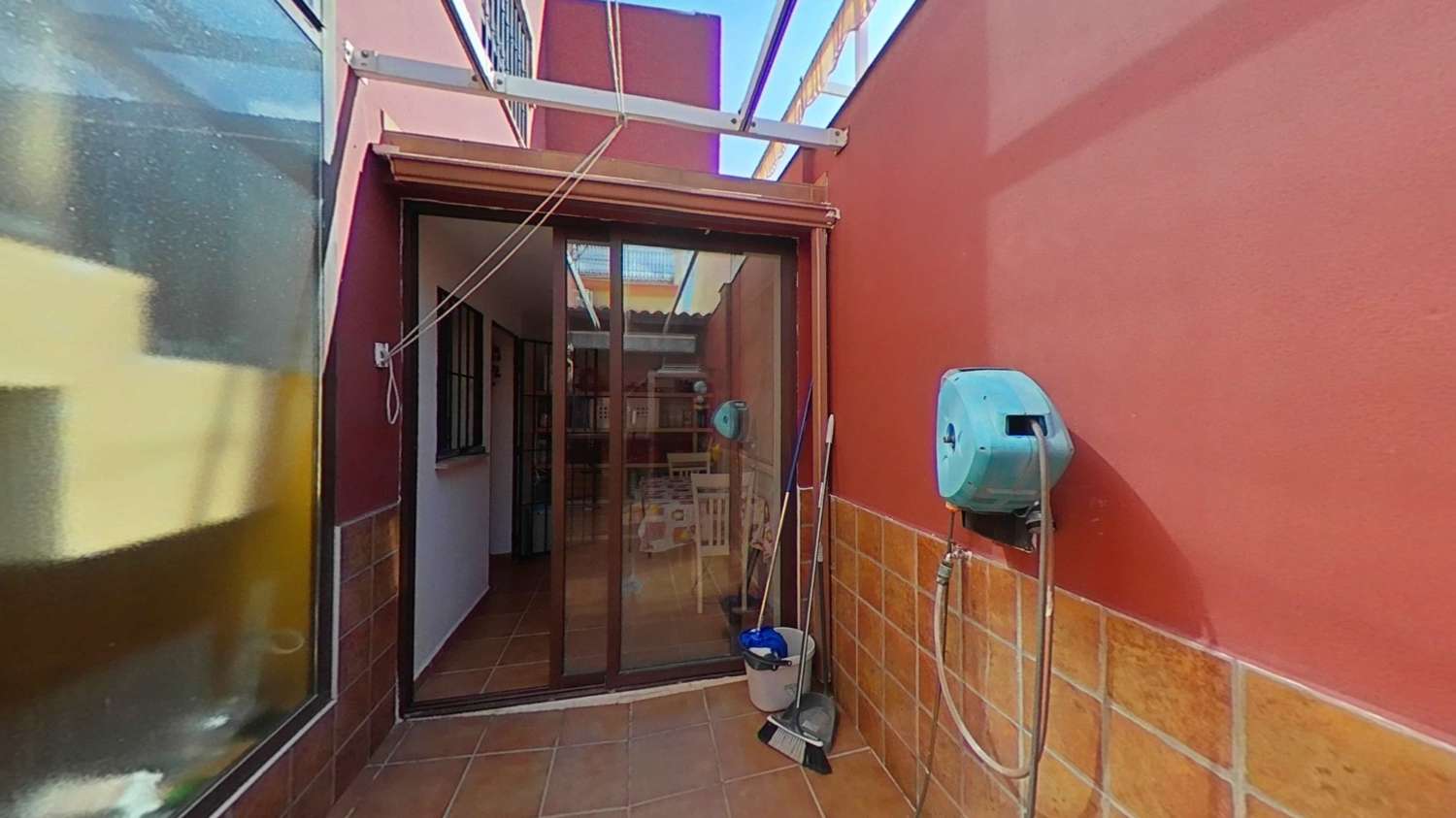 Casa adosada con 4 dormitorios, garaje, semisótano y gran terraza con vistas