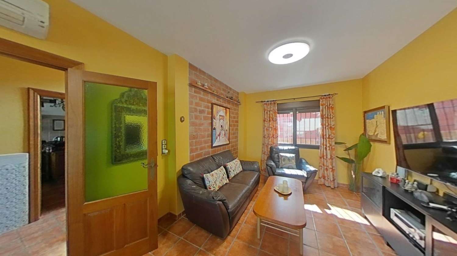 Casa adosada con 4 dormitorios, garaje, semisótano y gran terraza con vistas
