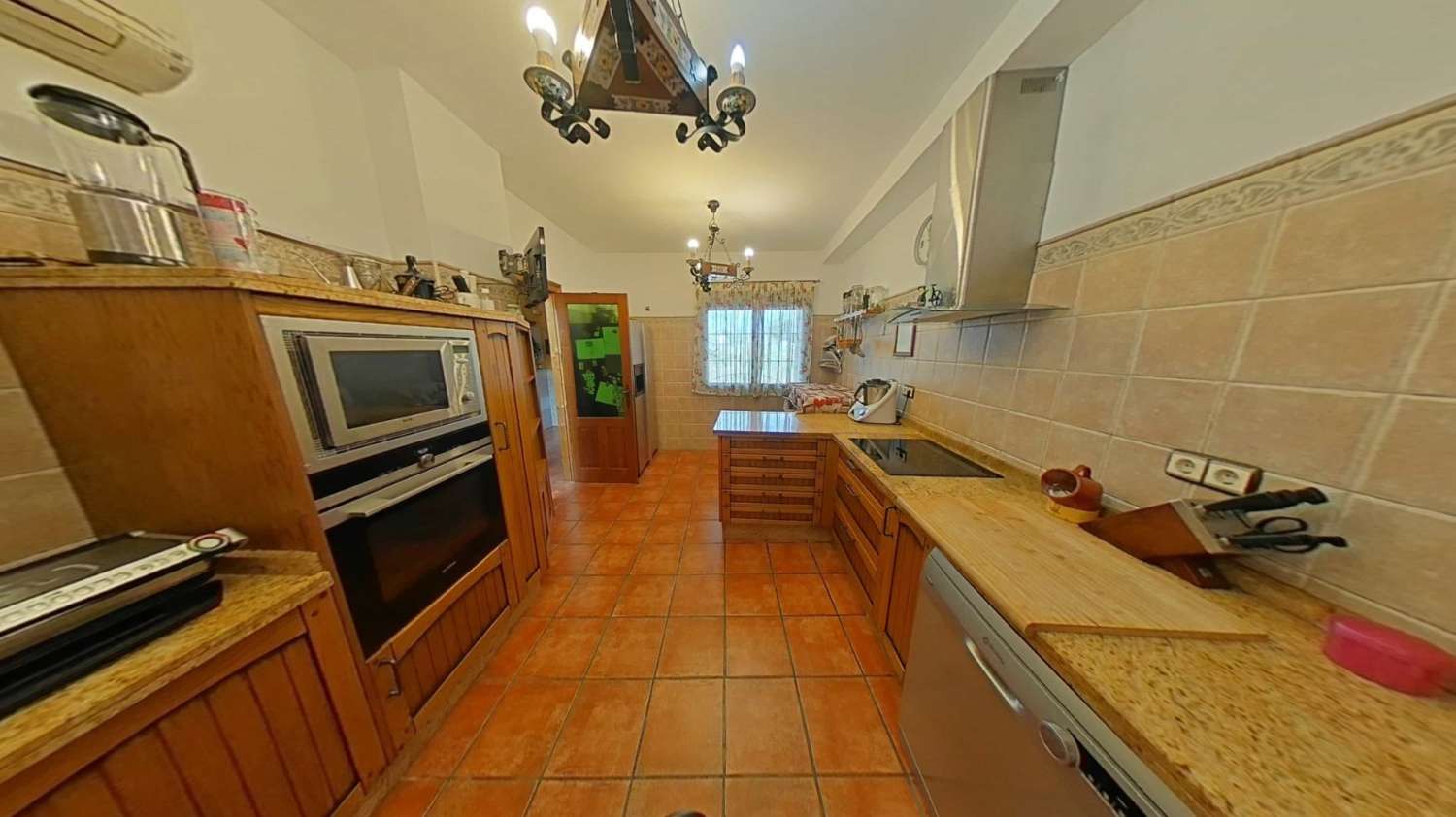 Semi-detached house with 4 bedrooms, garage, semi-basement and large terrace with views