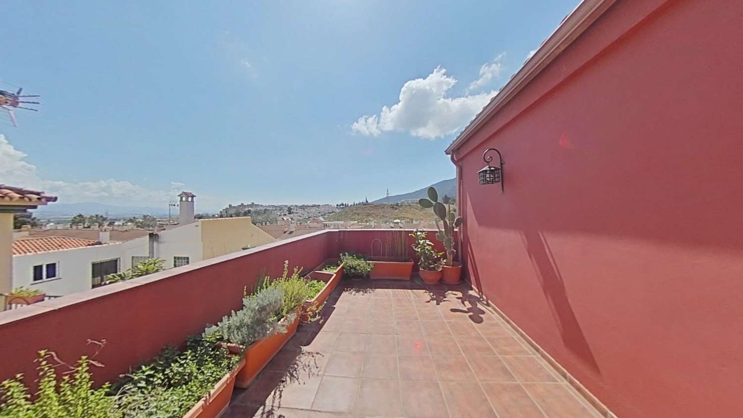 Semi-detached house with 4 bedrooms, garage, semi-basement and large terrace with views