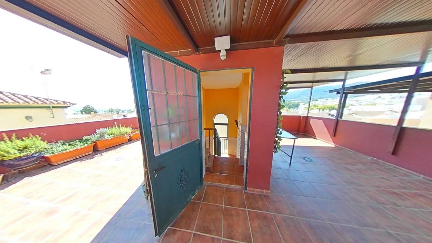 Casa adosada con 4 dormitorios, garaje, semisótano y gran terraza con vistas