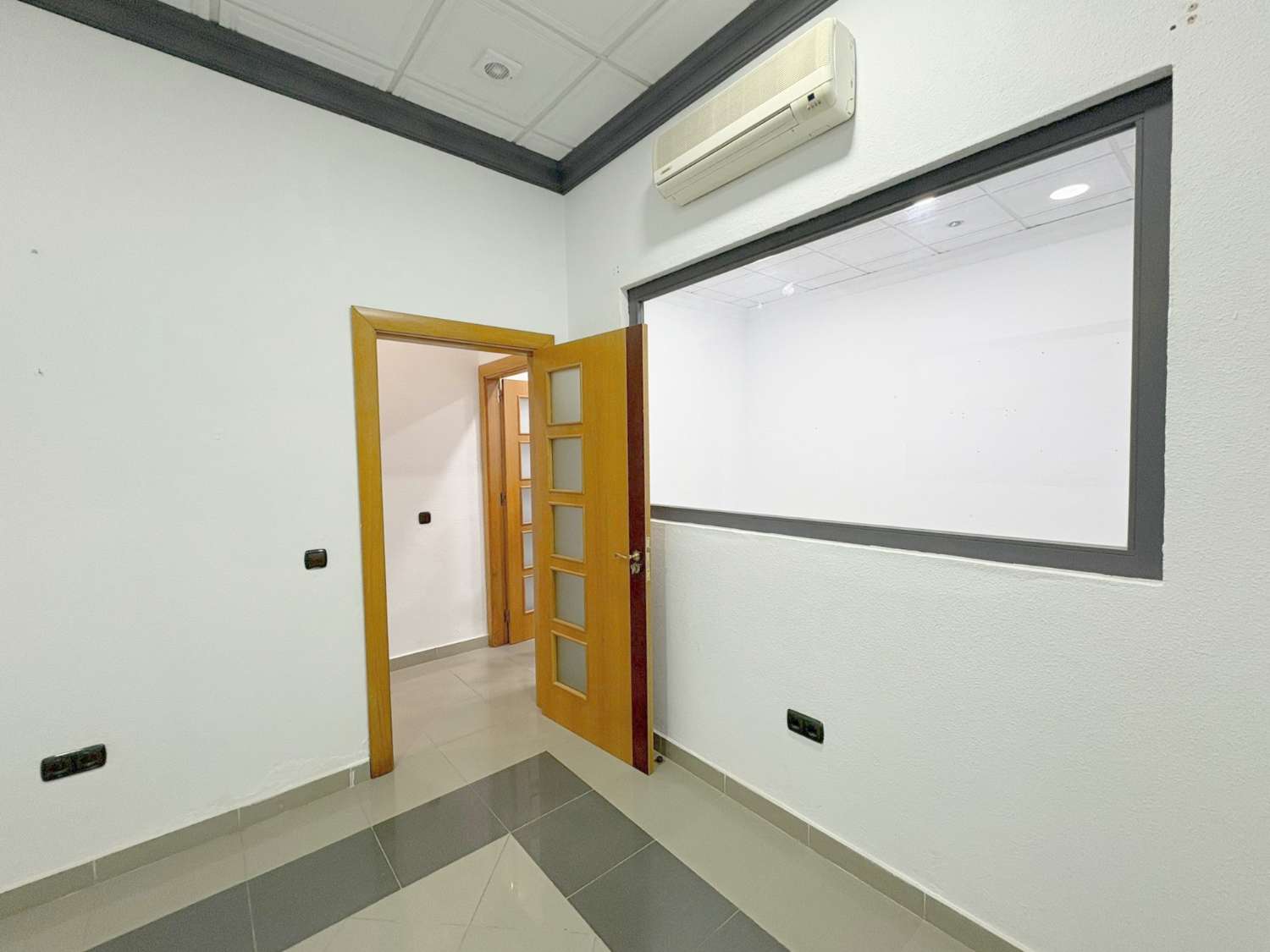 Local with several classrooms or offices in the downtown area