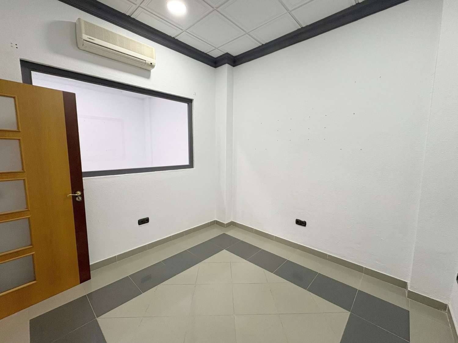 Local with several classrooms or offices in the downtown area