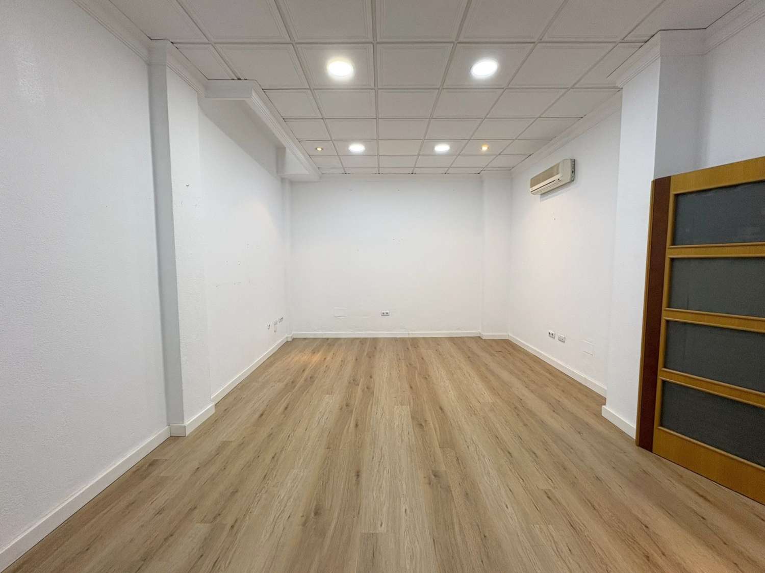 Local with several classrooms or offices in the downtown area