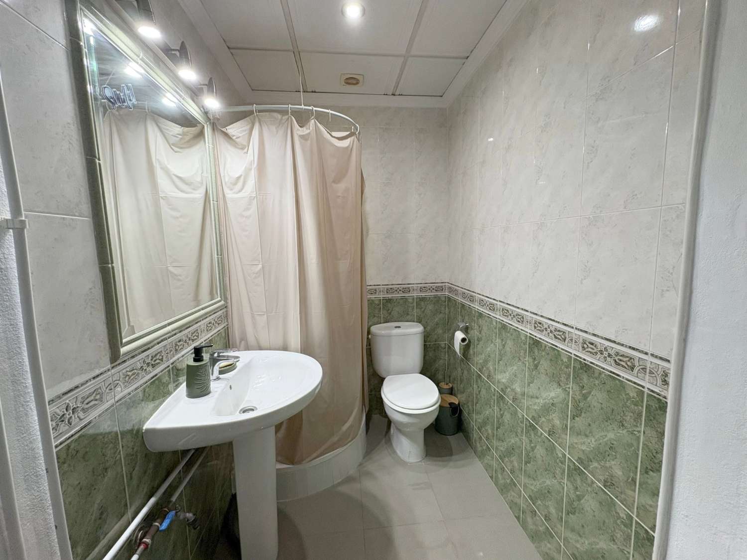 Local with several classrooms or offices in the downtown area