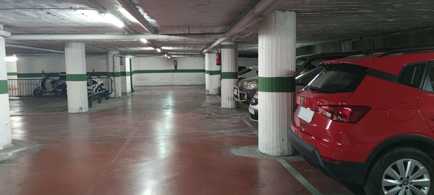 Piso de 3 dormitorios con parking y ascensor en Avenida Adolfo Suarez