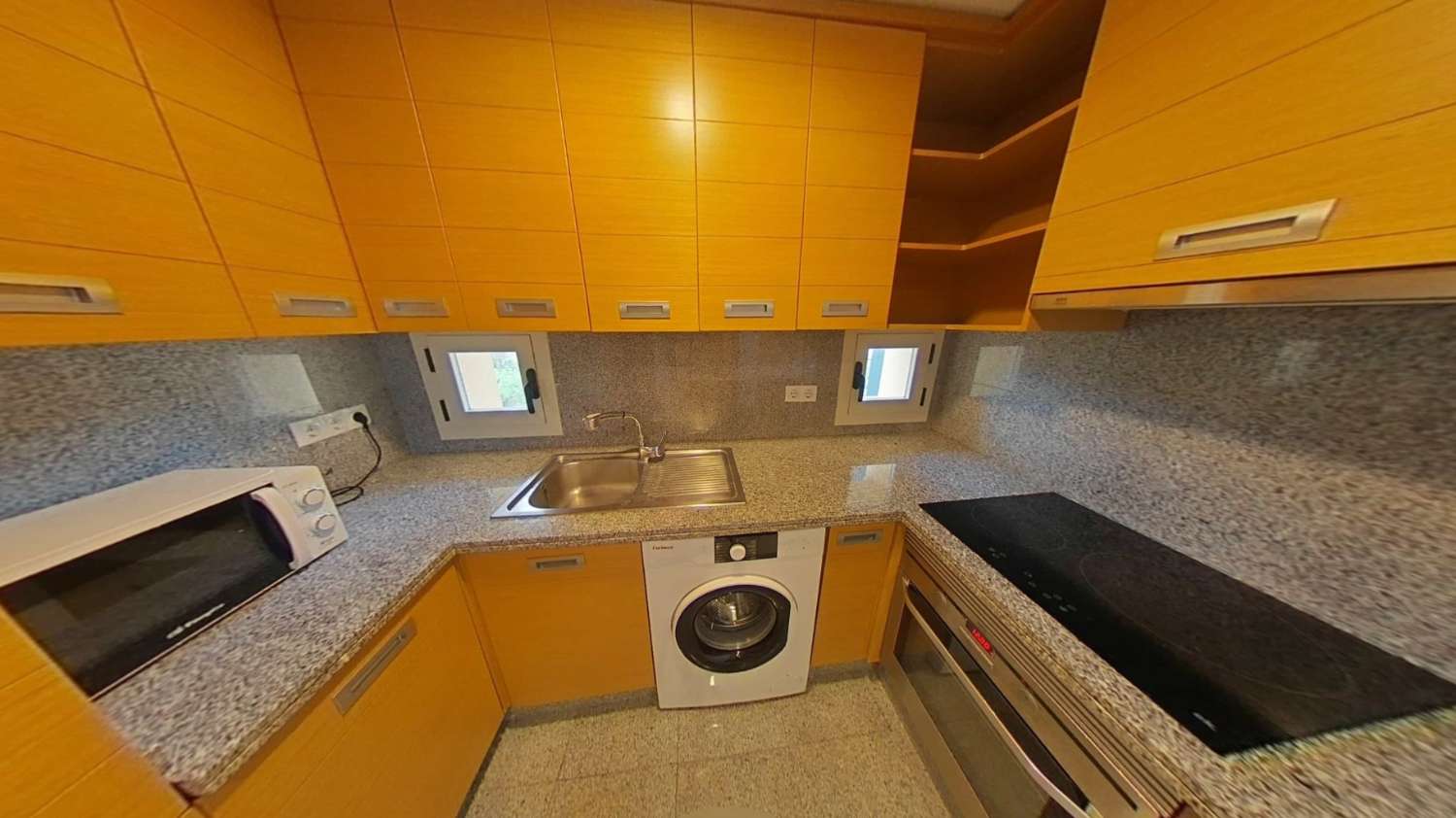 Apartamento de 1 dormitorio con gran terraza, piscina y pistas deportivas en complejo Sol Andalusi