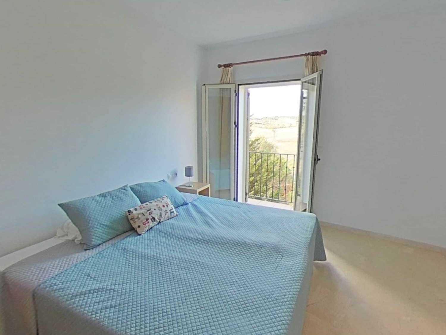 Apartamento de 1 dormitorio con gran terraza, piscina y pistas deportivas en complejo Sol Andalusi