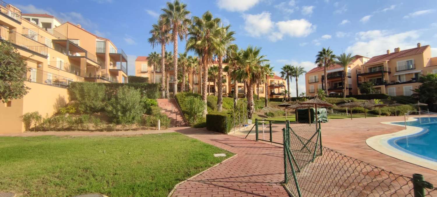 Apartamento de 1 dormitorio con gran terraza, piscina y pistas deportivas en complejo Sol Andalusi