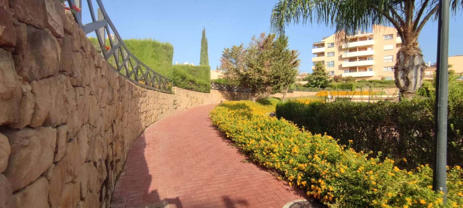Apartamento de 1 dormitorio con gran terraza, piscina y pistas deportivas en complejo Sol Andalusi
