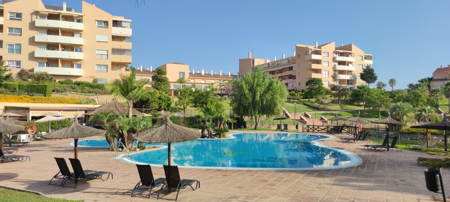Apartamento de 1 dormitorio con gran terraza, piscina y pistas deportivas en complejo Sol Andalusi