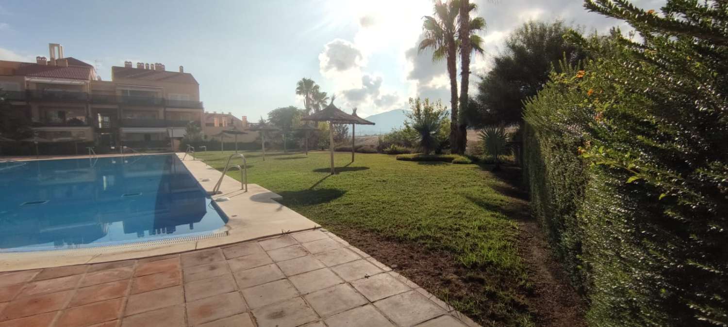Apartamento de 1 dormitorio con gran terraza, piscina y pistas deportivas en complejo Sol Andalusi