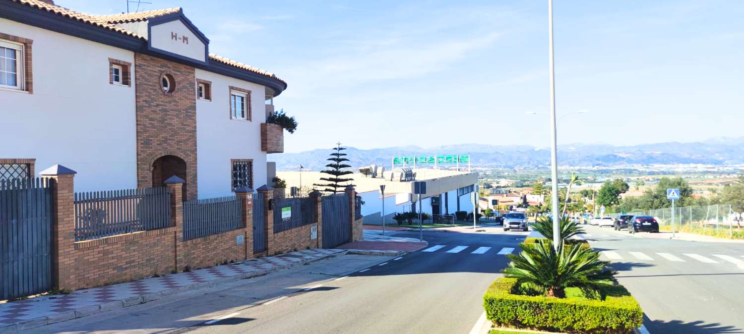 Semi-detached house with 5 bedrooms and private pool in Cortijos del Sol area